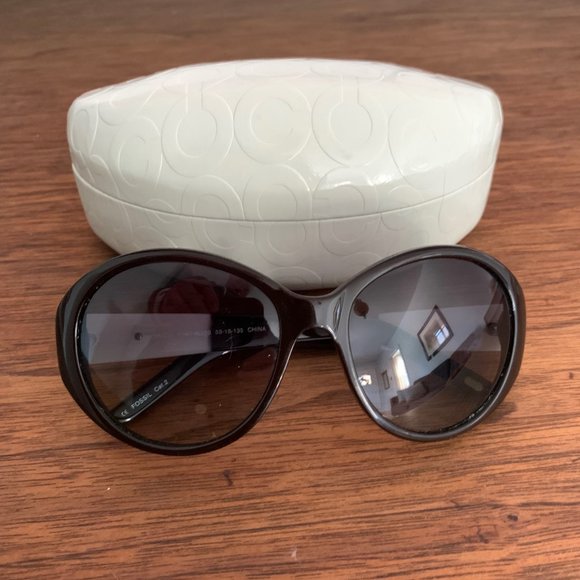 Fossil ‘Tricia' sunglasses + Coach clam shell case - Picture 2 of 5